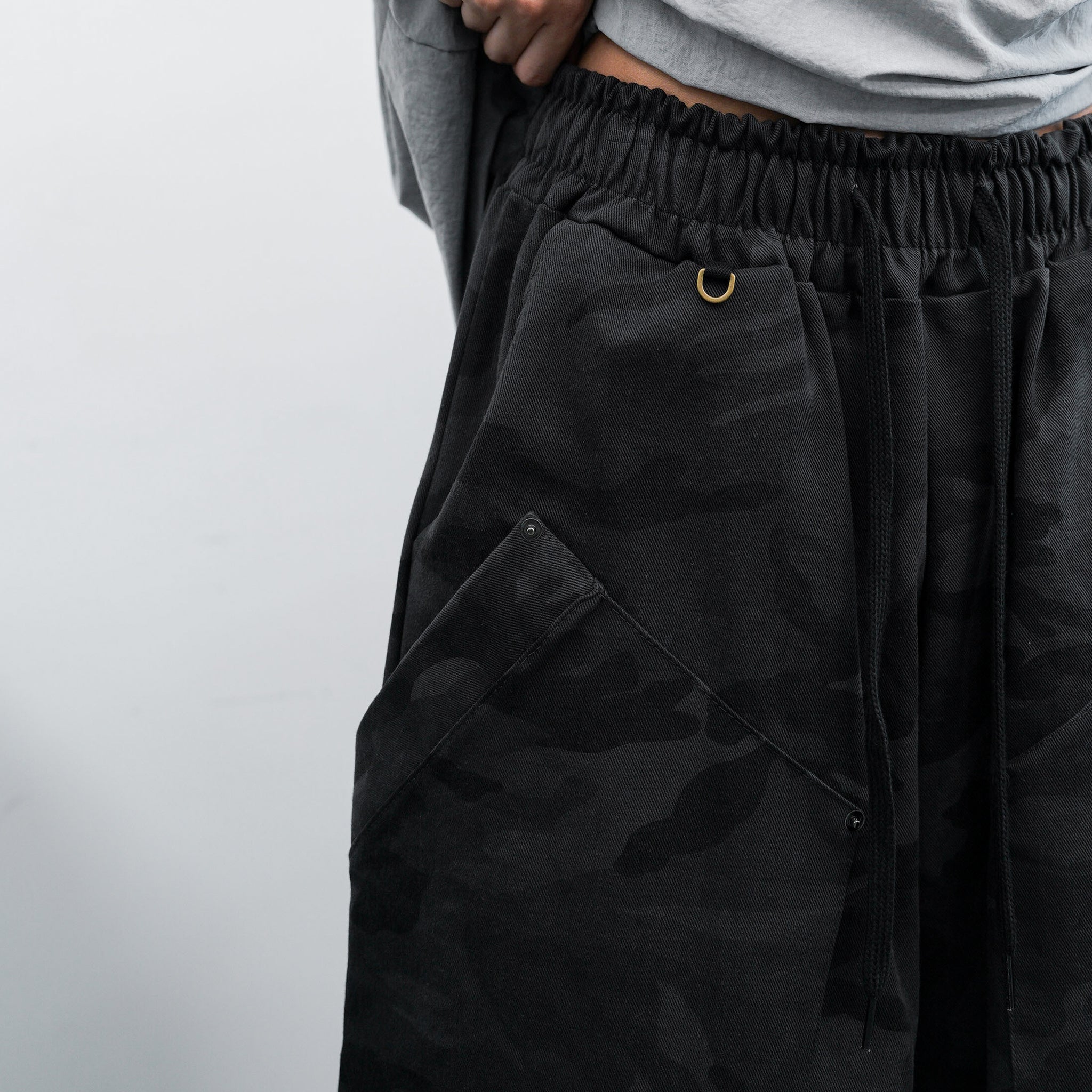 [UNISEX] KEYRING CAMO OVERFIT BERMUDA PANTS/ 1色